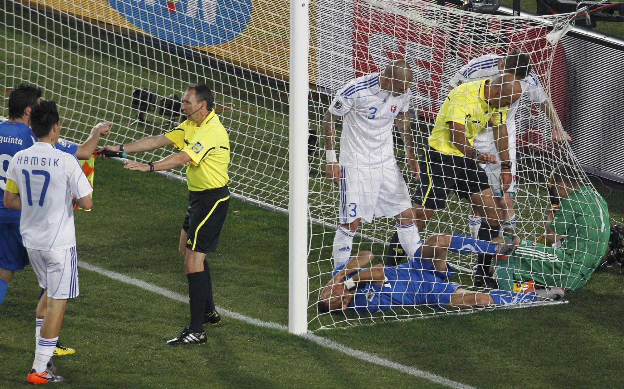 Both get yellow card after struggle in goal
