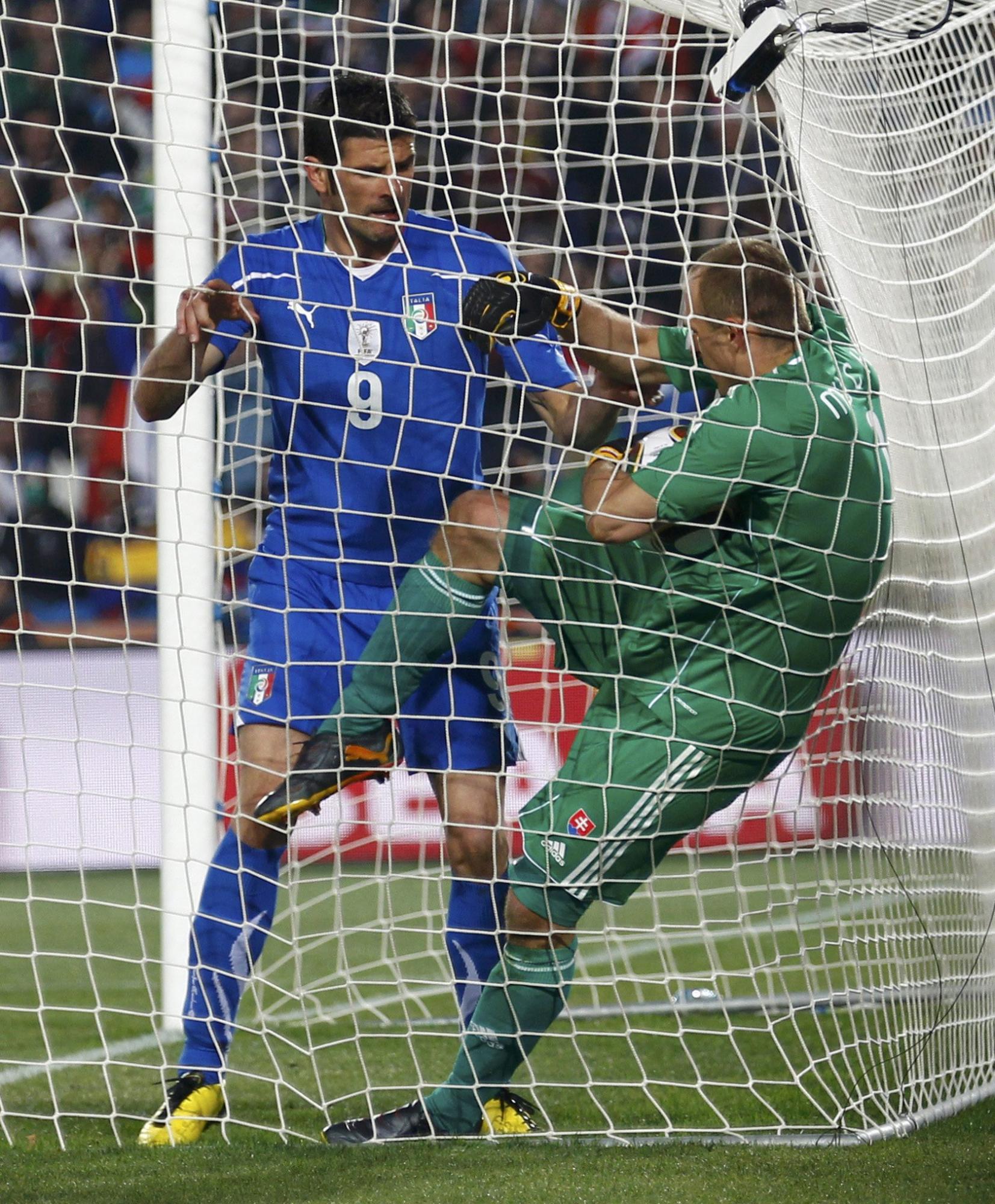 Both get yellow card after struggle in goal