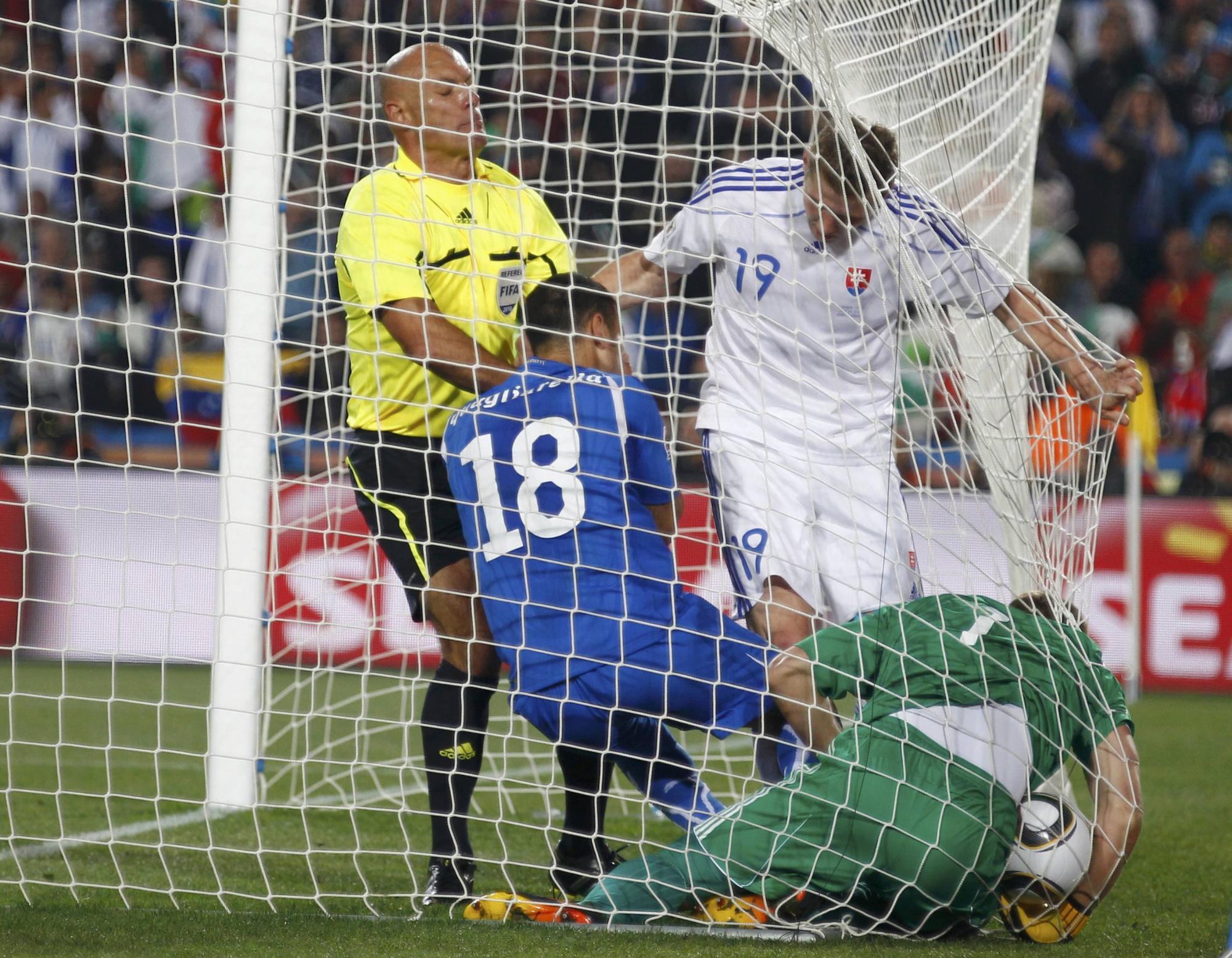 Both get yellow card after struggle in goal