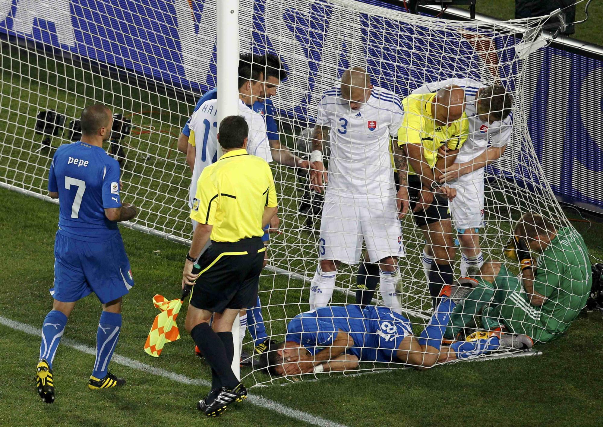 Both get yellow card after struggle in goal