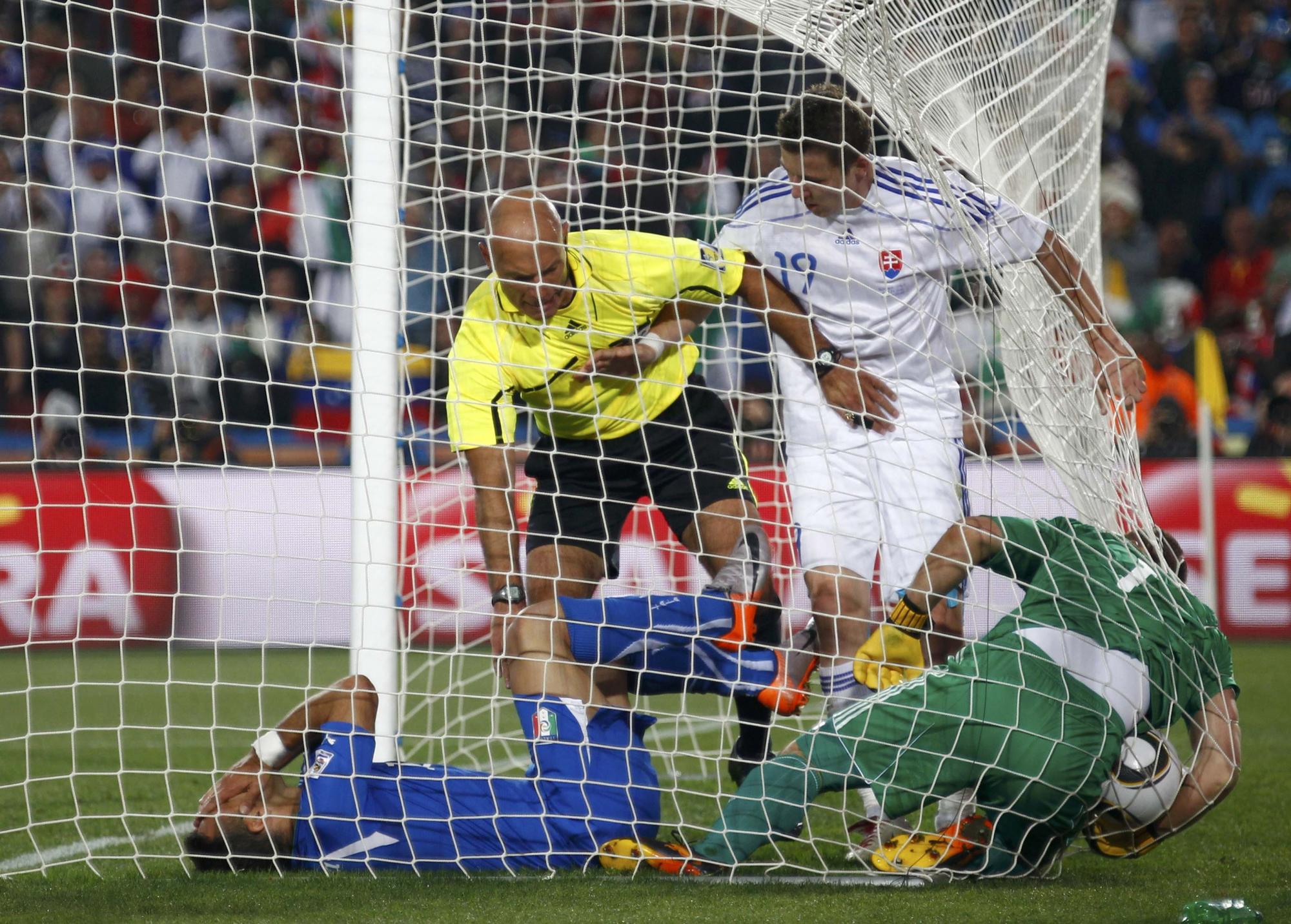 Both get yellow card after struggle in goal