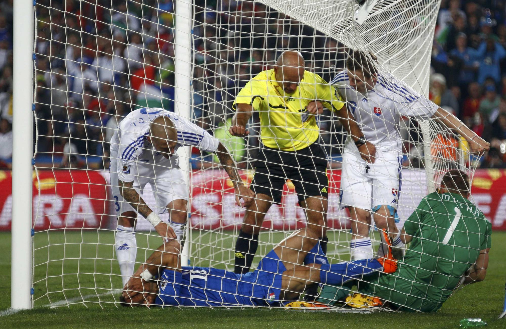 Both get yellow card after struggle in goal
