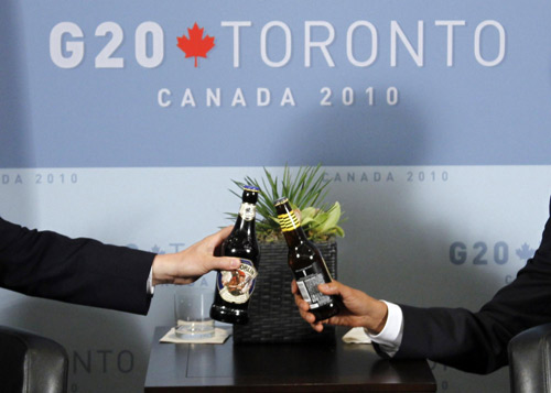 Obama, Cameron pay off World Cup bet with beer