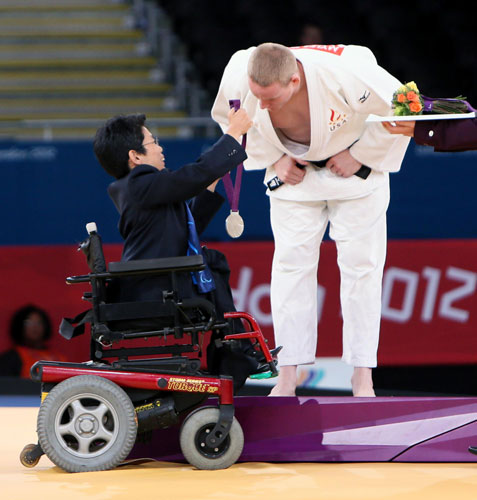 Many referees, technical officials, award ceremony presenters and volunteers, who have physical disability, work for the athletes at the London Paralympics Games. Disabled helpers serve London Paralympics