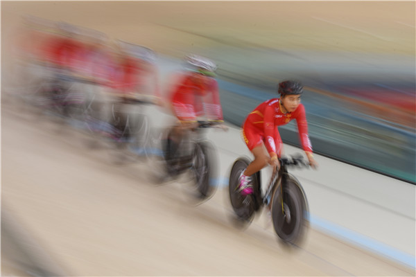 Chinese track cyclists take training session in Rio