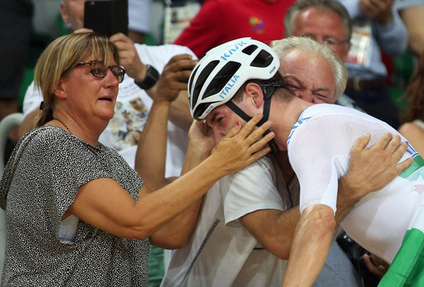 Italian shakes off crash to collect omnium gold