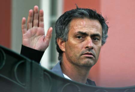 Former Chelsea coach Jose Mourinho waves to journalists at his home in Setubal 50 km (31 miles) south of Lisbon Nov. 29, 2007. (Xinhua/Reuters Photo)