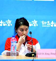 The file photo, taken Feb. 23, 2008, shows Guo Jingjing fiddles with a piece of jade ingoring the reporters' questions during the press at last weekend's Olympic diving test event. Guo came under fire for snubbing the press. [Sina.com]