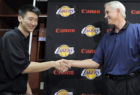Los Angeles Lakers' Sun Yue, left, of China, waves hands with Lakers general manager Mitch Kupchak during a news conference in El Segundo, Calif., Wednesday, Sept. 24, 2008. The Lakers announced they have signed Sun, dubbed as China's Magic Johnson by fans, to a multi-year contract. [Sina.com]