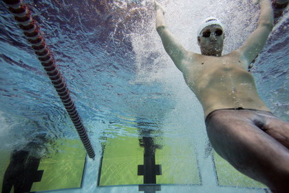 US Peirsol breaks 200m backstroke world record