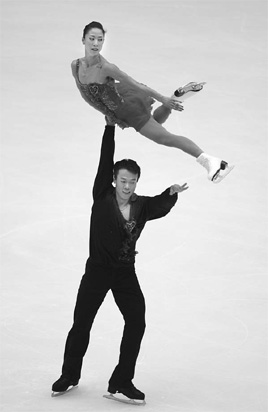Triumphant return for popular skating pair
