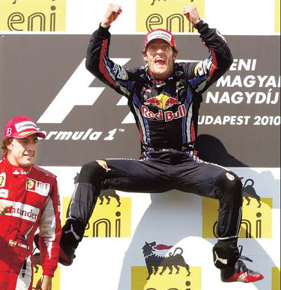 Webber wins to take the F1 lead