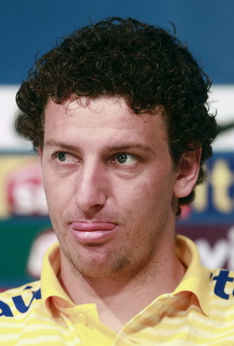 Elano threatens to leave Santos