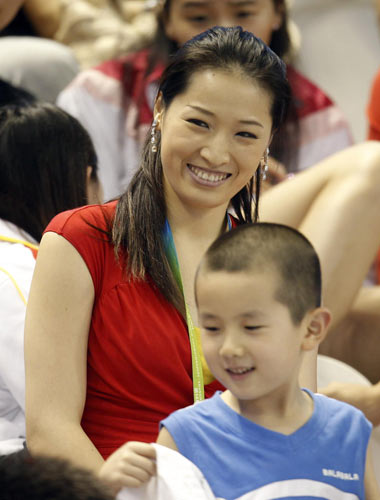 China's 'breaststroke queen' has a heart for swimming