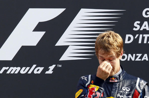 Sebastian Vettel with trophy Monza 2011 : Duke Video