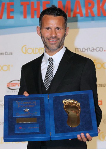 Ryan Giggs wins 'Golden Foot 2011' award