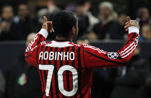 Robinho double lifts Milan to big win over Arsenal