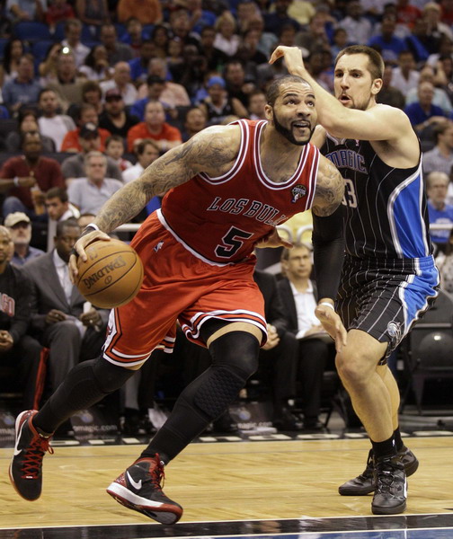 Bulls hold Magic to 59 points, win without Rose