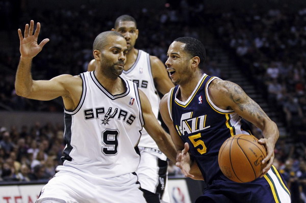 Streaking Spurs, Lakers romp in playoff openers