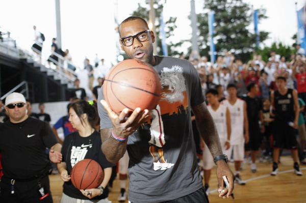 Lebron James continues China tour in Shanghai