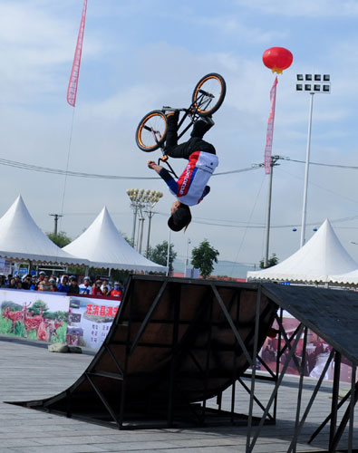 Cyclists bring their tricks to NE China