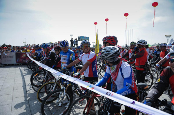 Cyclists bring their tricks to NE China