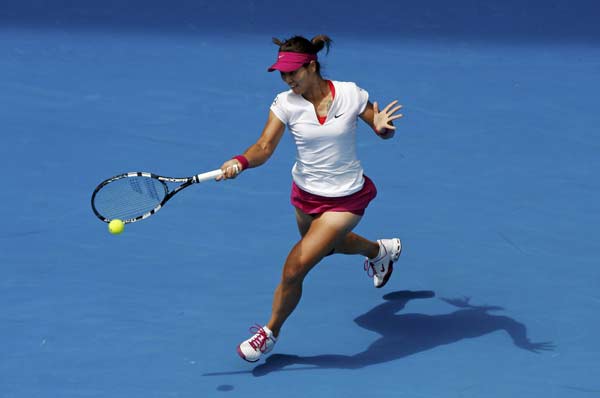 Li Na overcomes tiebreak to make into third round