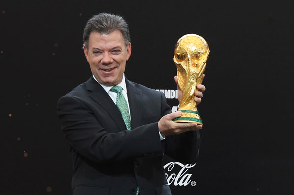 Colombia's President welcomes FIFA trophy