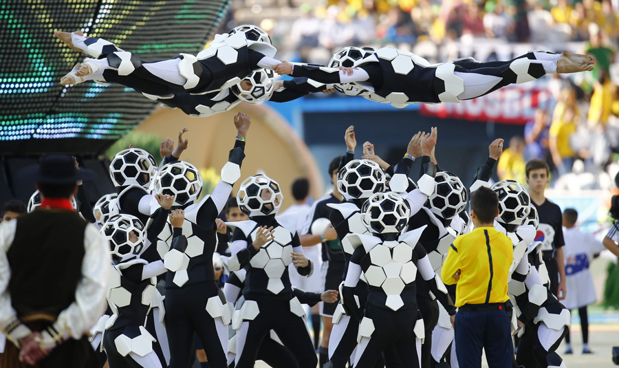 World Cup 2014 kicks off with colorful ceremony