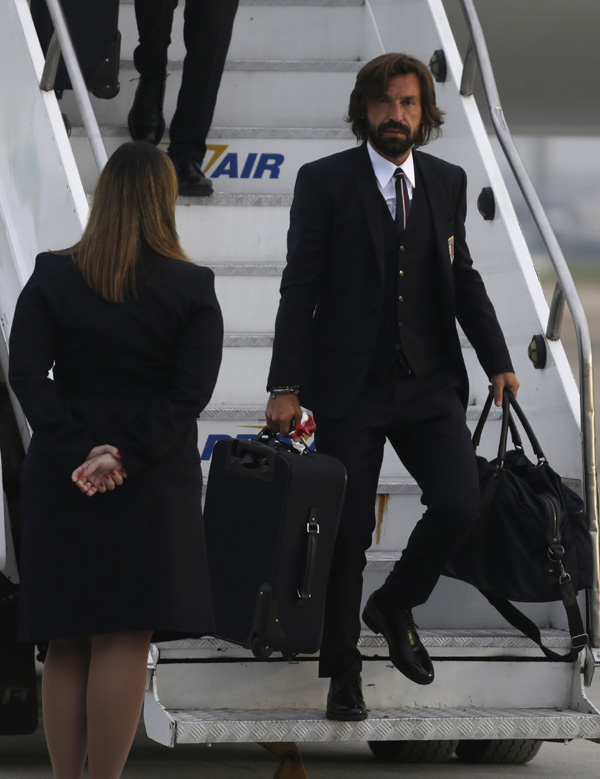 Suits suit more than shirts: soccer stars arrive in Brazil