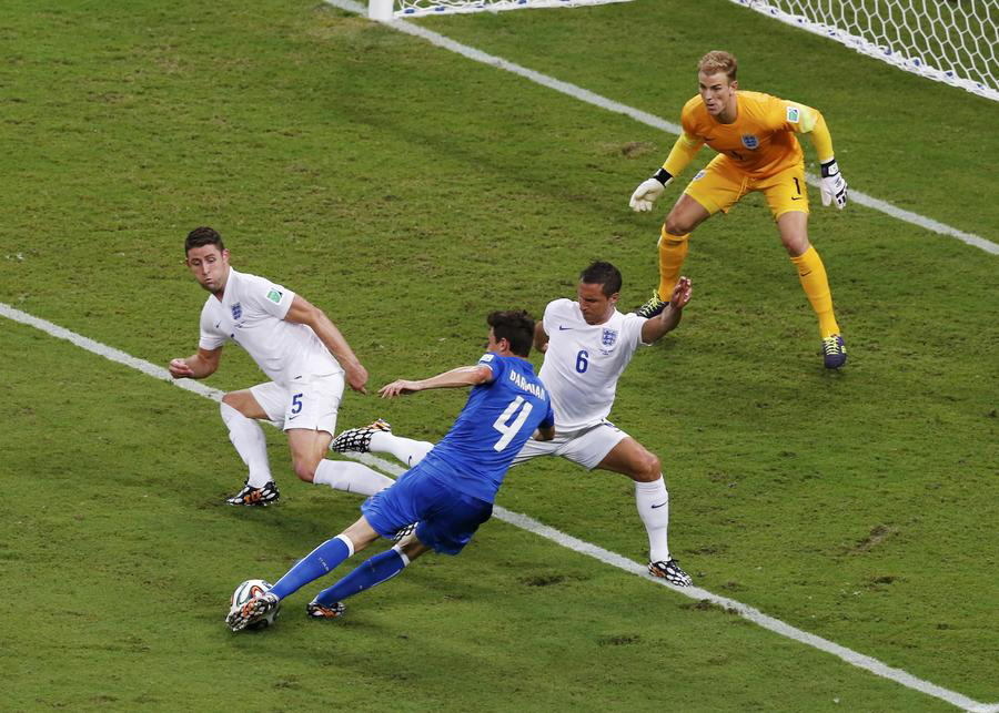 Balotelli goal gives Italy 2-1 win over England