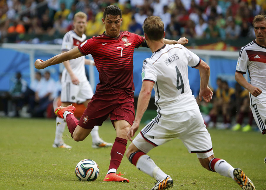 Mueller fires Germany 4-0 rout of Portugal