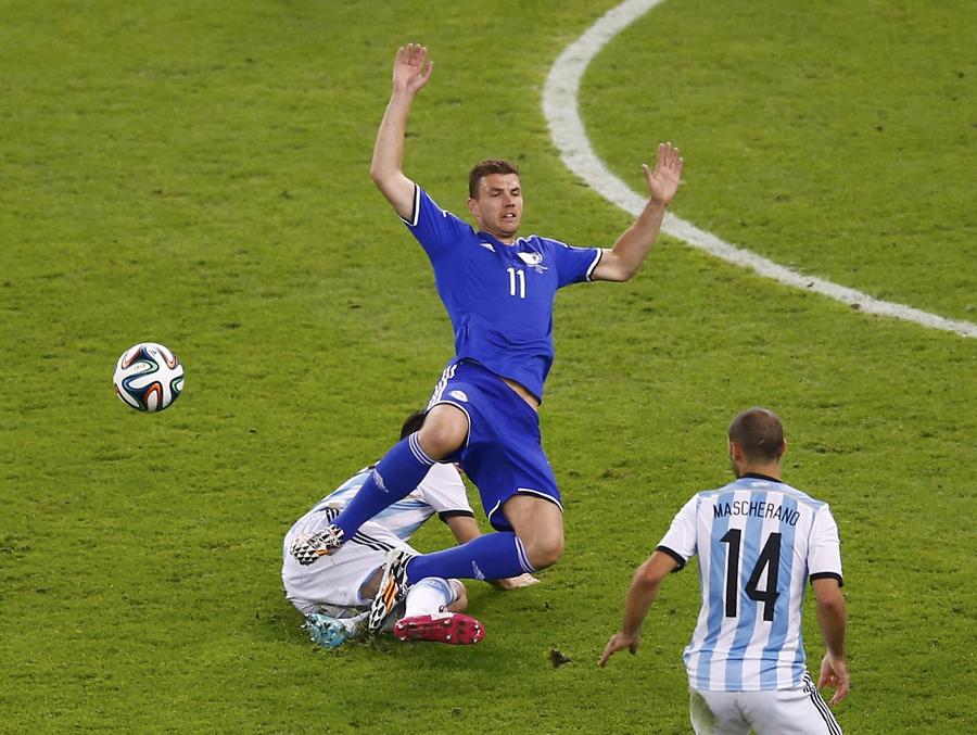 Messi scores and lifts Argentina 2-1 over Bosnia