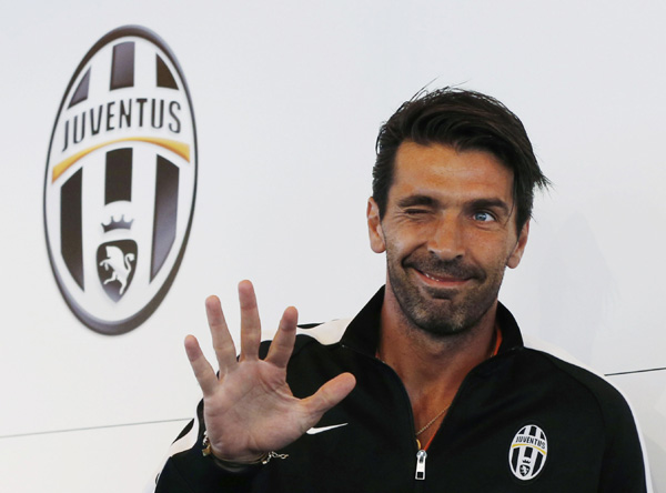 Juventus greeted by 500 fans in Sydney