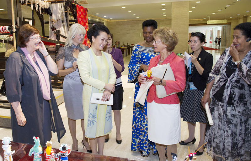 Peng Liyuan tours Nanjing Museum with wives of foreign leaders