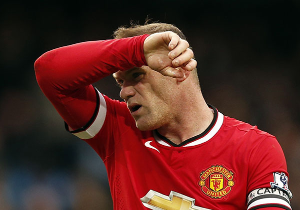 Ten-man United beaten in Van Gaal's first Manchester derby