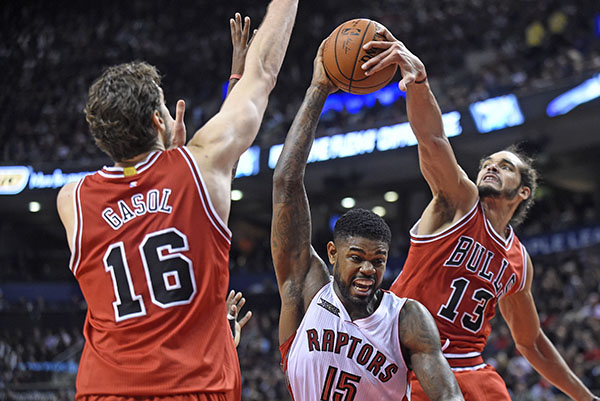 Pau Gasol scores 27 points to lead Bulls over Raptors