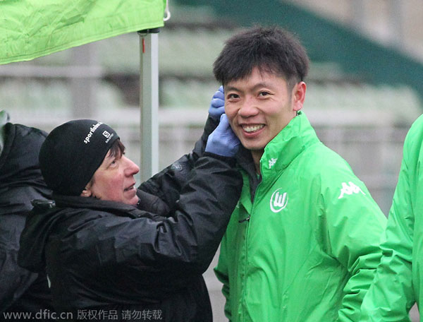 Zhang Xizhe debuts in Wolfsburg training