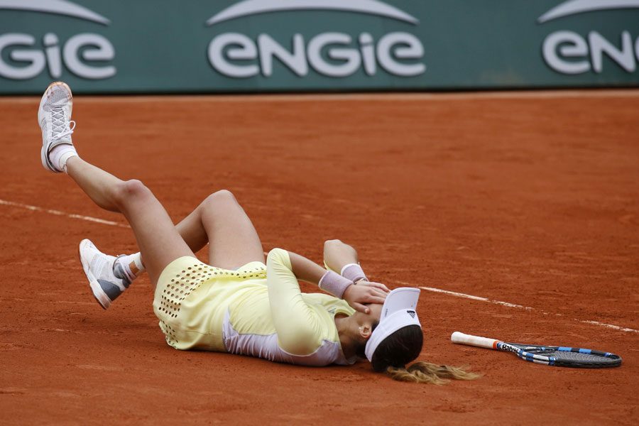Muguruza stuns Serena to win French Open