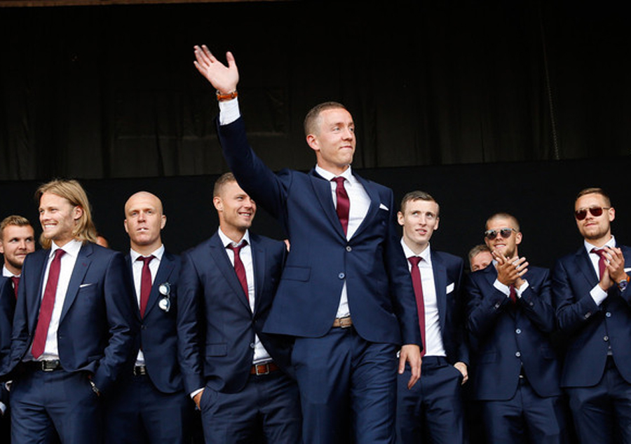 Iceland soccer team gets hero's welcome back home in Reykjavik