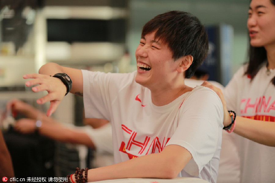 Chinese women's basketball team jets off for training
