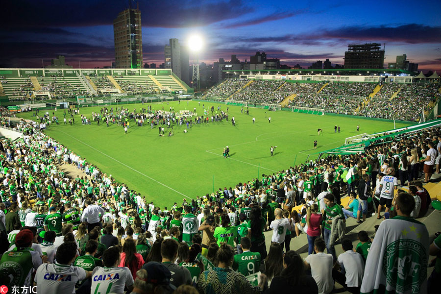 Fans pay tribute to Chapecoense players killed in plane crash