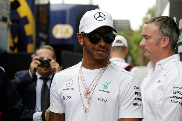 Hamilton poised to put squeeze on Vettel