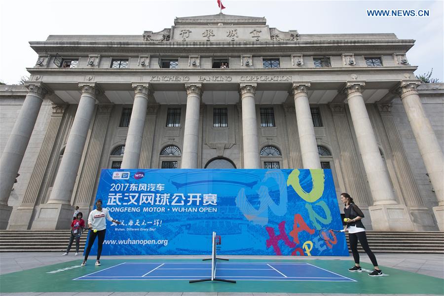 Li Na tastes local delicacy during WTA Wuhan Open