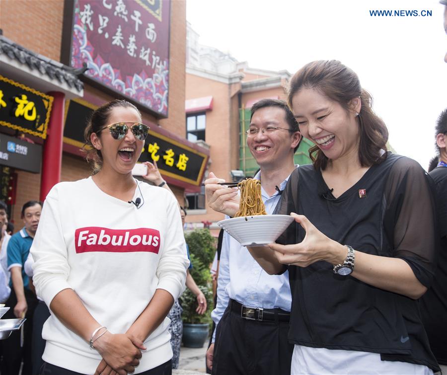 Li Na tastes local delicacy during WTA Wuhan Open