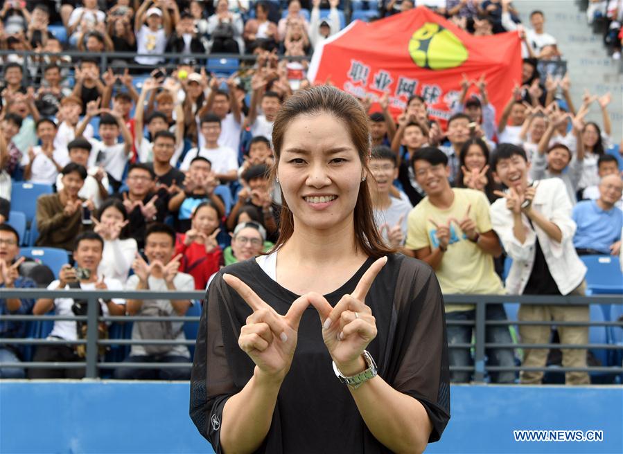 Li Na shows tennis skills to young players during 2017 WTA Wuhan Open