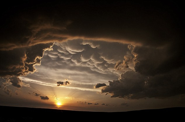 美女摄影师记录巨兽般超级风暴云