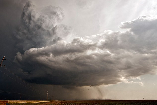 美女摄影师记录巨兽般超级风暴云