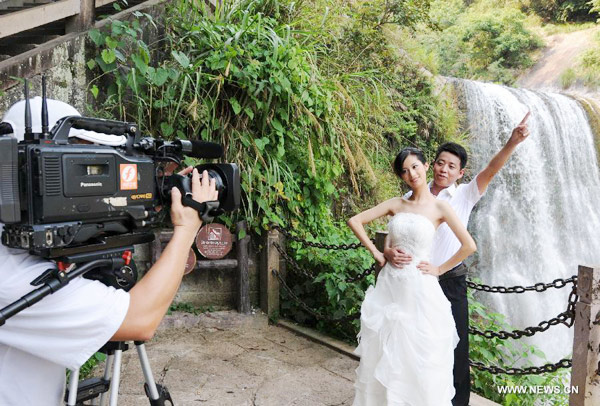 Shooting special wedding photos at tourist site