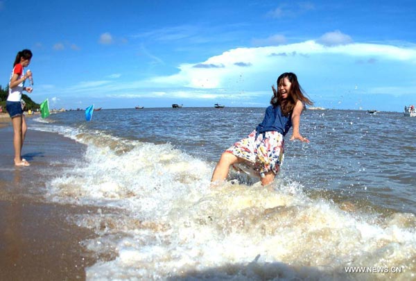 Enjoy waves of Sanniang gulf in China's Guangxi